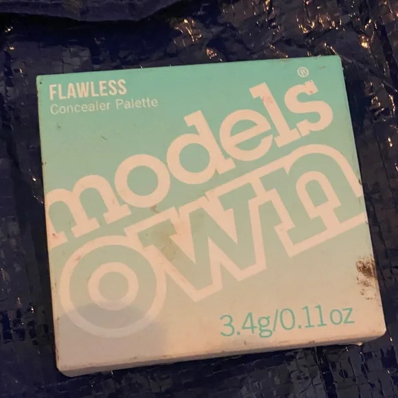 Light 01 Compact Concealer Palette in Mint-Turquoise Packaging - Picture 1 of 2